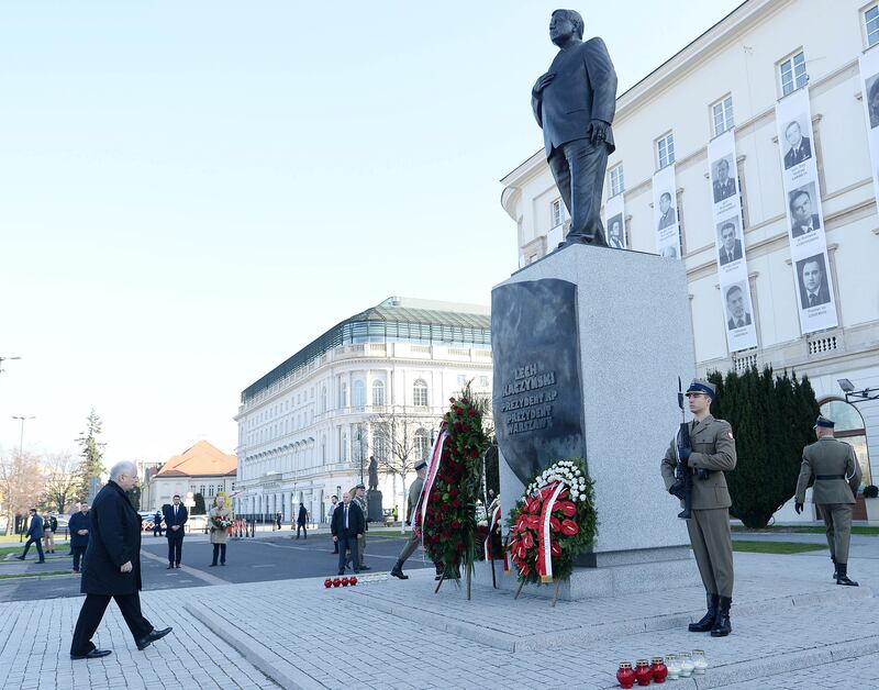 La statua alla memoria di Lech Kaczyński