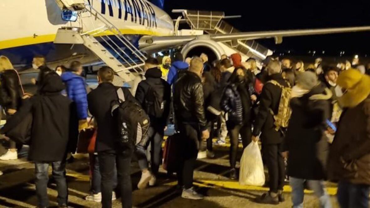 "Piloti stanchi": 200 viaggiatori restano a terra. Dure proteste all’aeroporto di Lamezia Terme
