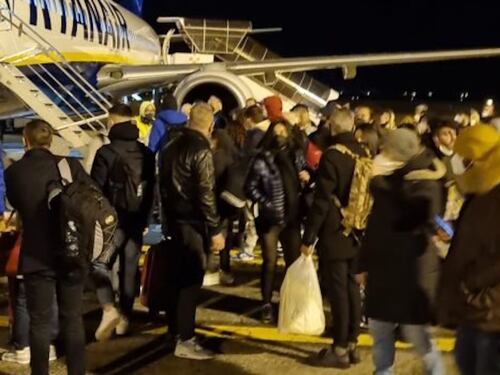 "Piloti stanchi": 200 viaggiatori restano a terra. Dure proteste all’aeroporto di Lamezia Terme