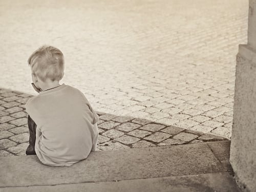 Quelle violenze sui figli: così li obbligava a chiedere cibo nei negozi