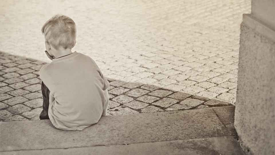 Quelle violenze sui figli: così li obbligava a chiedere cibo nei negozi
