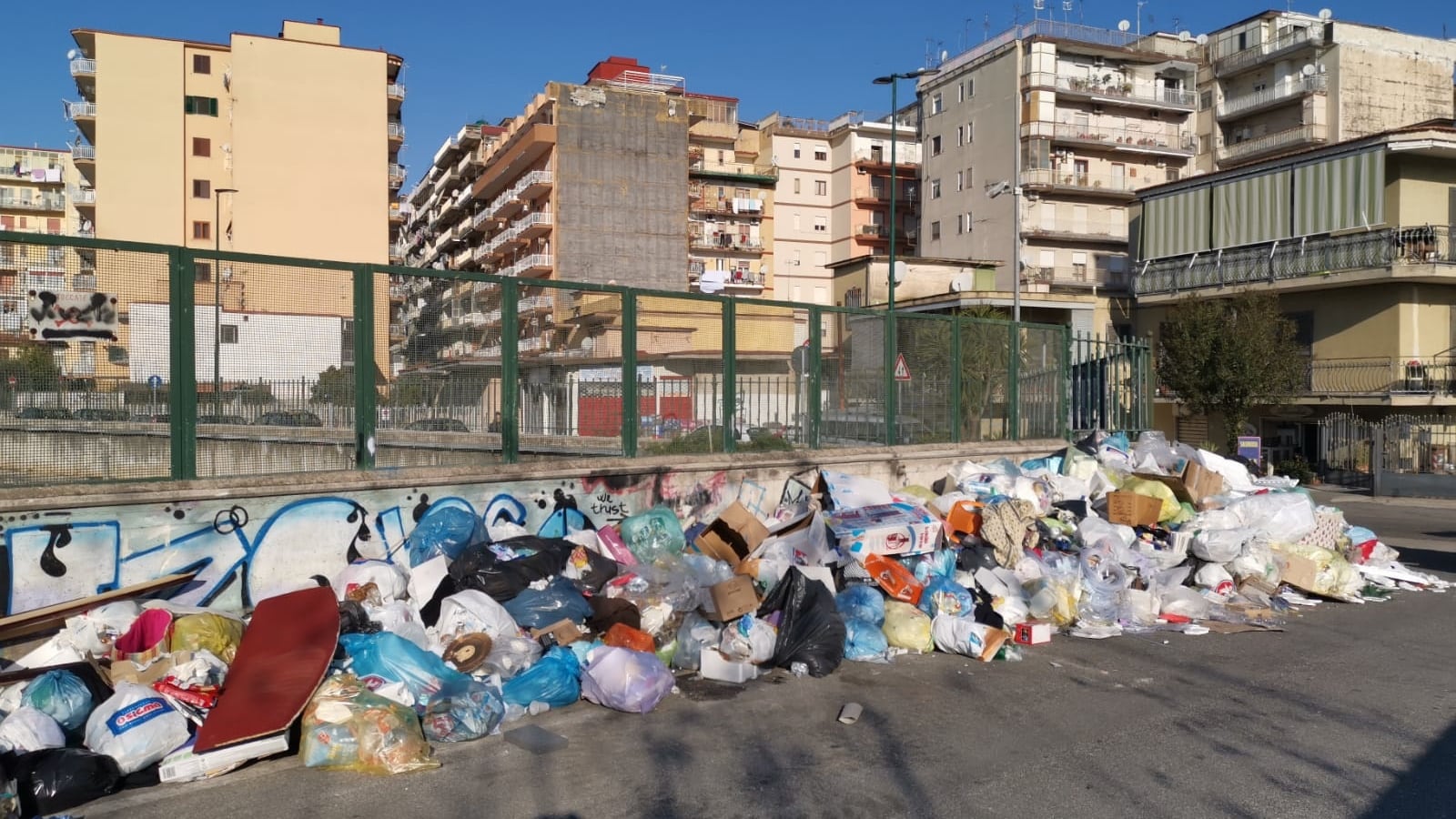 Sversamenti abusivi di rifiuti: i residenti denunciano con video e immagini