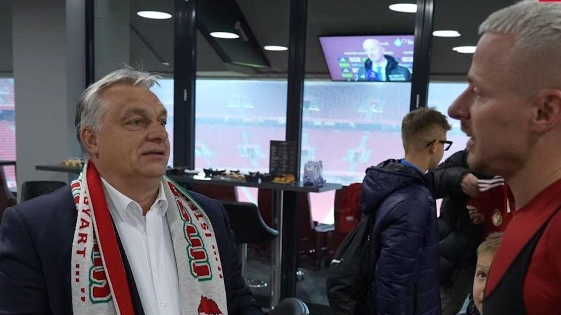 Orbán indossa la sciarpa choc e agita Kiev. "Revisionista"