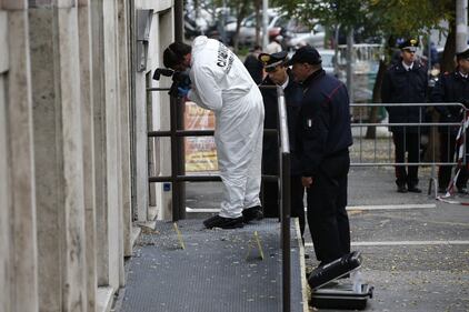 Roma, ordigno rudimentale contro la caserma dei carabinieri 12
