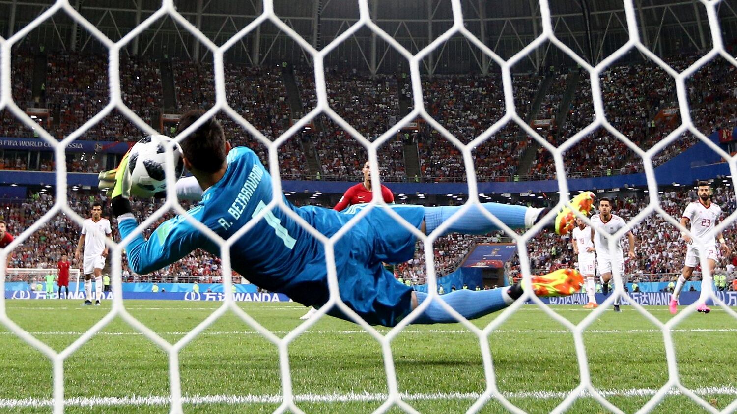 Il portiere dell'Iran? Un ex pastore-pizzaiolo che ha ipnotizzato CR7