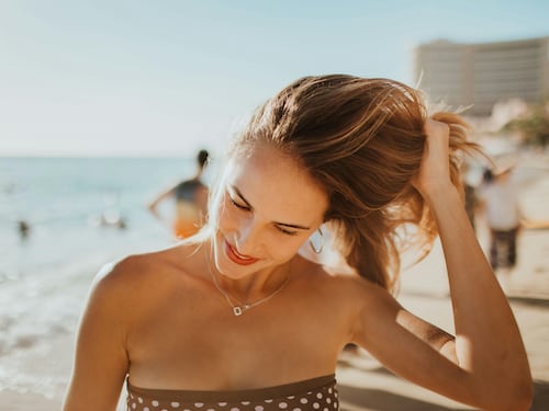Acconciature: quattro idee veloci per raccogliere i capelli in spiaggia