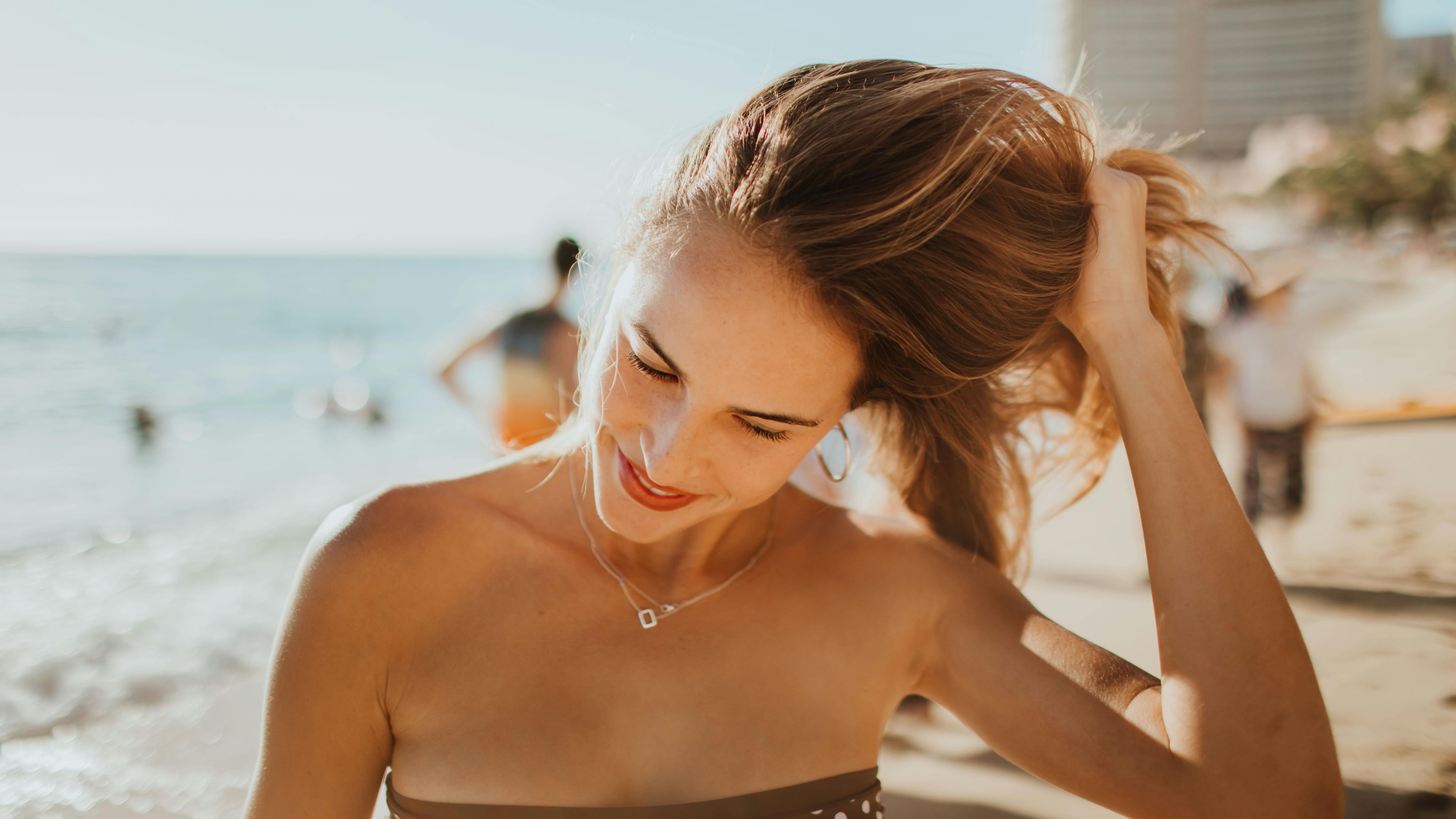 Acconciature: quattro idee veloci per raccogliere i capelli in spiaggia