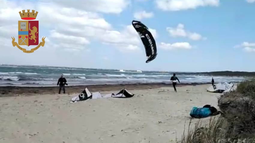 Lecce, approfittano del vento per praticare kite-surf