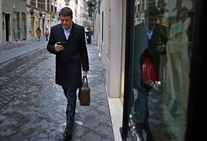 Renzi solo e pensoso verso la sede del Pd 3