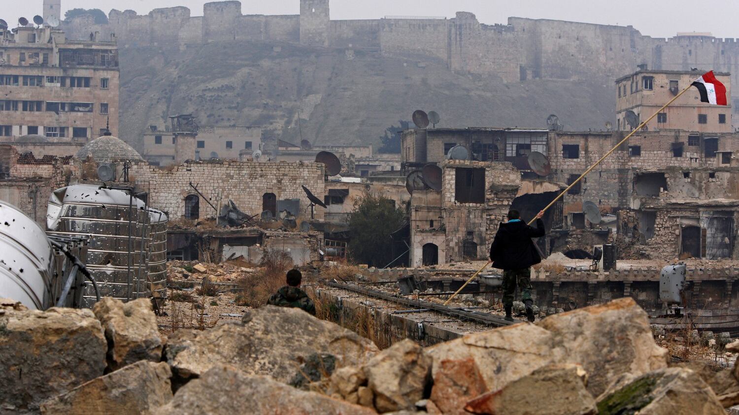 Ad Aleppo un fragile accordo per evacuare la città in rovina