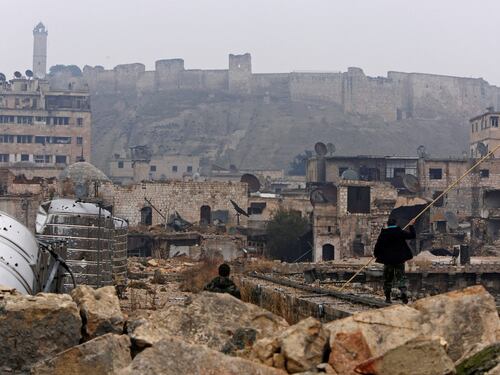 Ad Aleppo un fragile accordo per evacuare la città in rovina