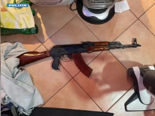 Un Ak-47 e 140 kg di droga: la scoperta choc in un appartamento di Cuggiono