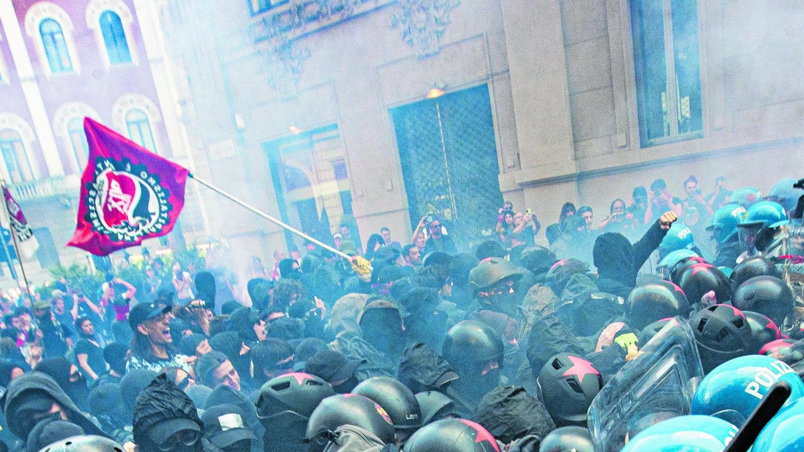 La Digos al lavoro sui filmati degli scontri. Antagonisti accusati di resistenza e lanci