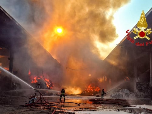 Maxi incendio nella ricicleria di Novate Milanese: nube nera visibile a chilometri di distanza