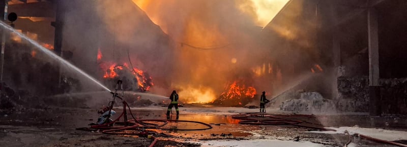 Maxi incendio nella ricicleria di Novate Milanese: nube nera visibile a chilometri di distanza