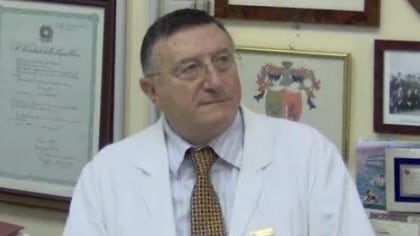 Il virologo Tarro: "Per sconfiggere il virus serve la cura, non il vaccino"