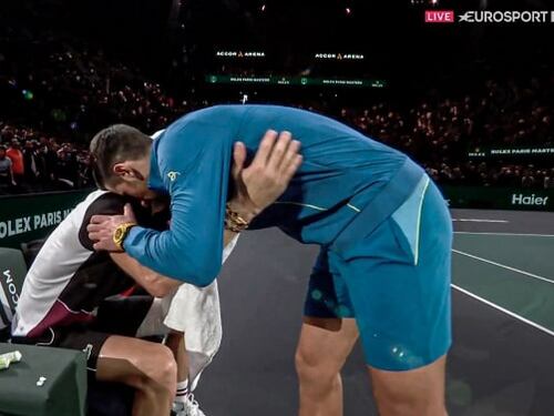 "Consola Dimitrov in lacrime a fine partita". Il bel gesto di Djokovic a Parigi-Bercy