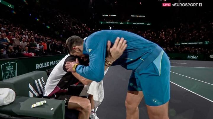 "Consola Dimitrov in lacrime a fine partita". Il bel gesto di Djokovic a Parigi-Bercy