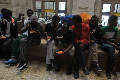 I clandestini bivaccano e mangiano per terra 8