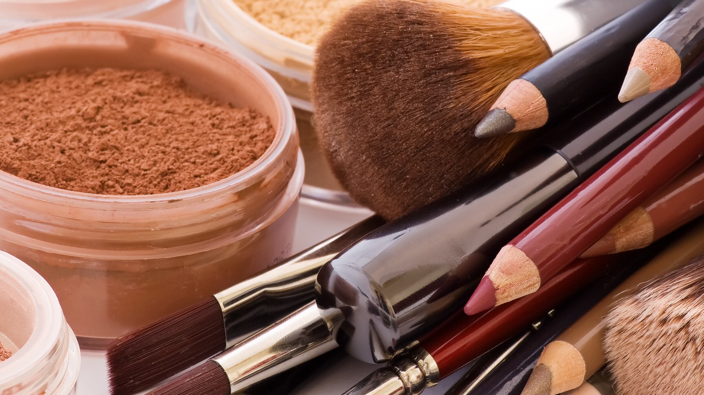 Nel bazar cinese oltre 2mila profumi e cosmetici contraffatti