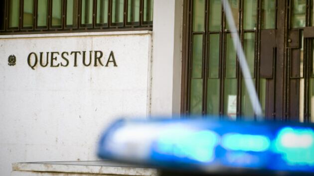 Pesaro, bici rubata ma uffici chiusi: somalo aggredisce agenti