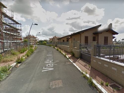 Minacciati con una pistola e rapinati del denaro al bancomat
