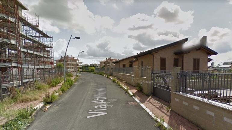 Minacciati con una pistola e rapinati del denaro al bancomat