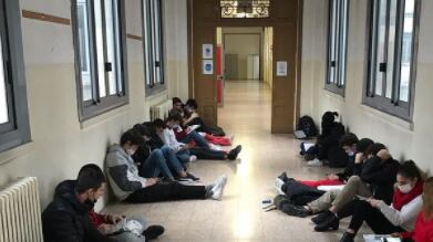"I maschi non si vestano da donne": è bufera sul prof