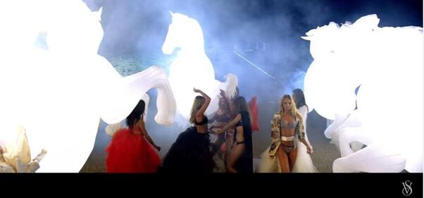 Victoria's Secret: modelle nude per un Natale osé 5