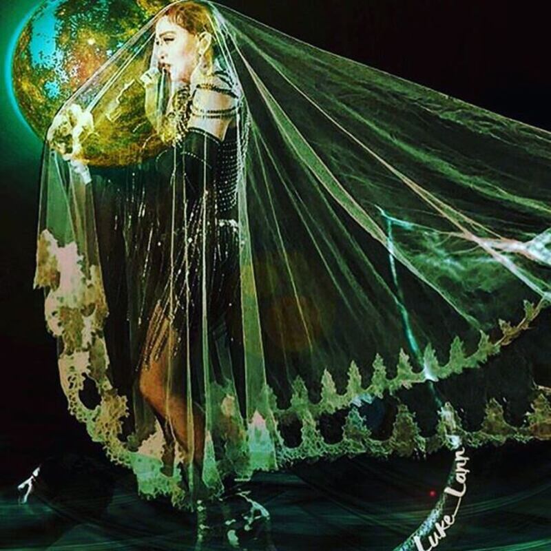 Suore sexy e croci: oggetti di scena "offensivi" del tour Rebel Art di Madonna  6