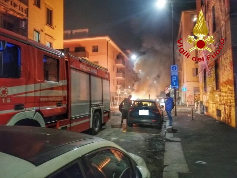 Vigili del fuoco accerchiati mentre spengono un rogo 1