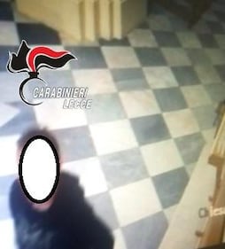 Nel Leccese, ladro in azione per rubare le offerte e una collana di oro 2