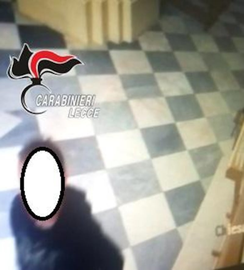 Nel Leccese, ladro in azione per rubare le offerte e una collana di oro 2