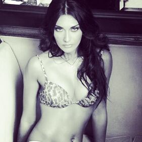 Rosy Dilettuso: scatti hot su Instagra nuda dietro la tenda 6