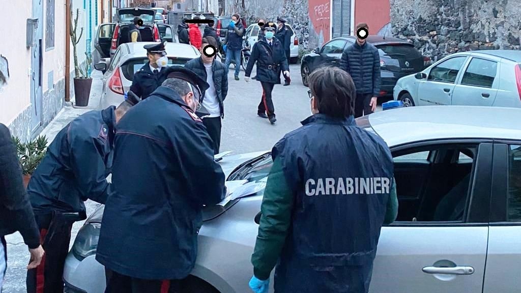 Festa di ballo in strada e spinelli: scattano le denunce