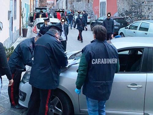 Festa di ballo in strada e spinelli: scattano le denunce