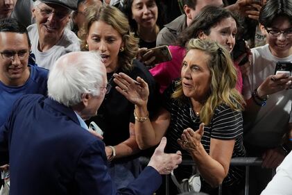  Alexandria Ocasio-Cortez e Bernie Sanders e i rally contro gli oligarchi 5