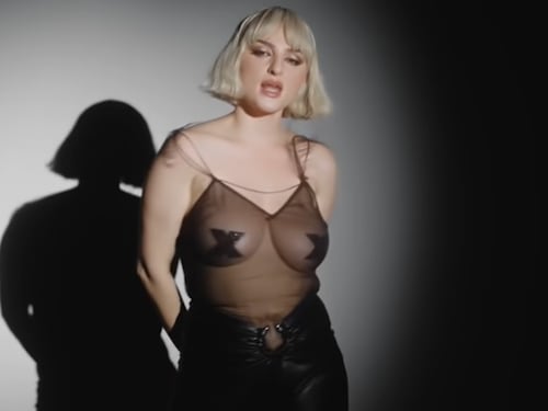 Arisa troppo hot sui social. Instagram la censura