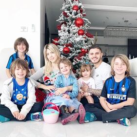 Wanda Nara hot anche a Natale: gli scatti sexy di lady Icardi 8
