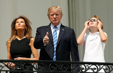 Trump guarda l'eclissi senza occhiali protettivi 10
