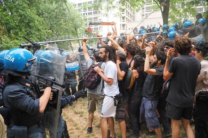 Scontri a Bologna tra polizia e attivisti: 11 agenti feriti 8