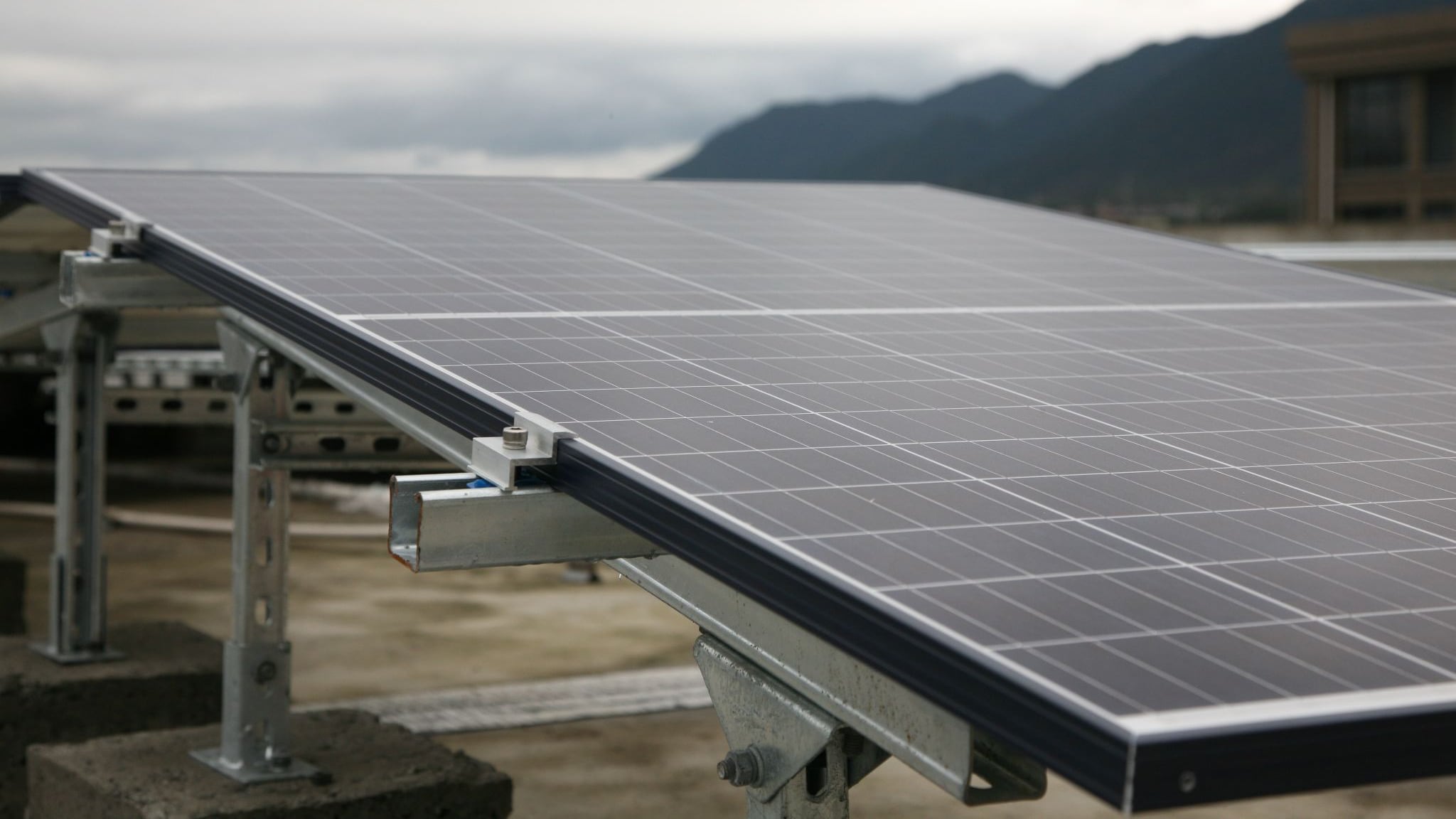 Fotovoltaico per le famiglie a basso reddito: come funziona il Reddito Energetico Nazionale
