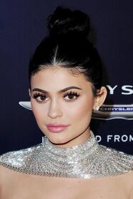 Kylie Jenner sexy in bianco 30