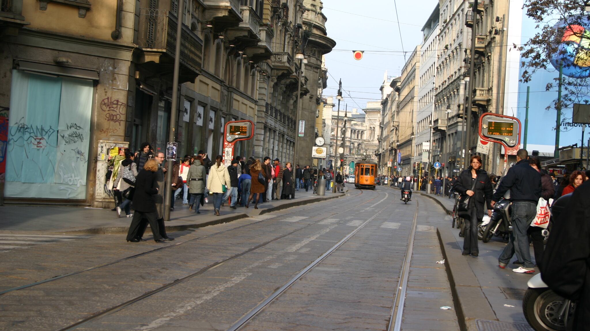 Allarme bomba in via Torino candelotti nascosti tra i rifiuti