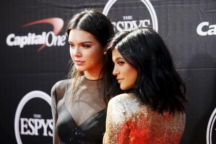 Kylie Jenner, scollatura hot alla serata taco 25