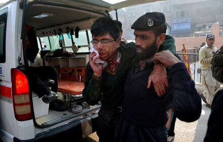 Strage dei talebani in Pakistan: oltre 100 bambini uccisi 1
