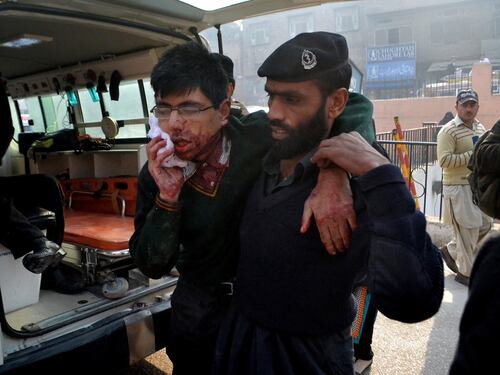 Strage dei talebani in Pakistan: oltre 130 bambini uccisi