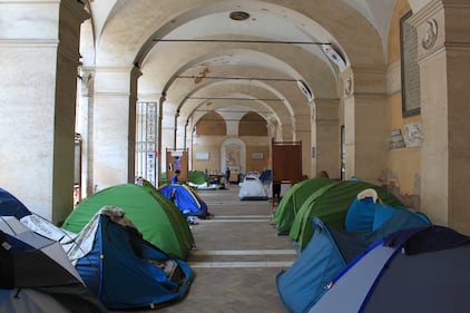 Dentro la basilica "occupata" dai movimenti per la casa 3