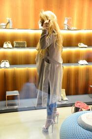 Francesca Cipriani sexy: shopping a Milano 8