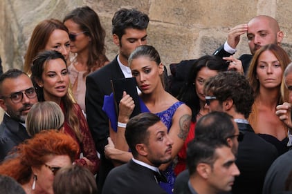 Il nude look di Belen al matrimonio della Canalis 4